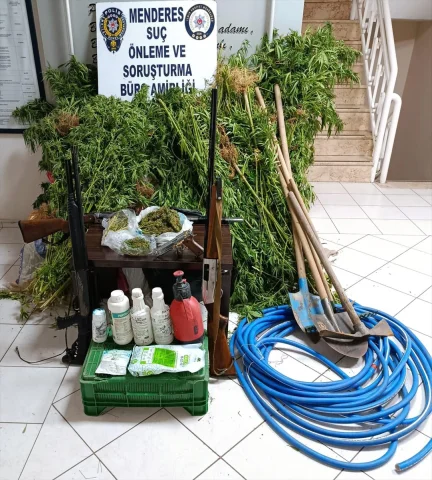 İzmir'de Gizli Uyuşturucu Tarlası Ortaya Çıktı