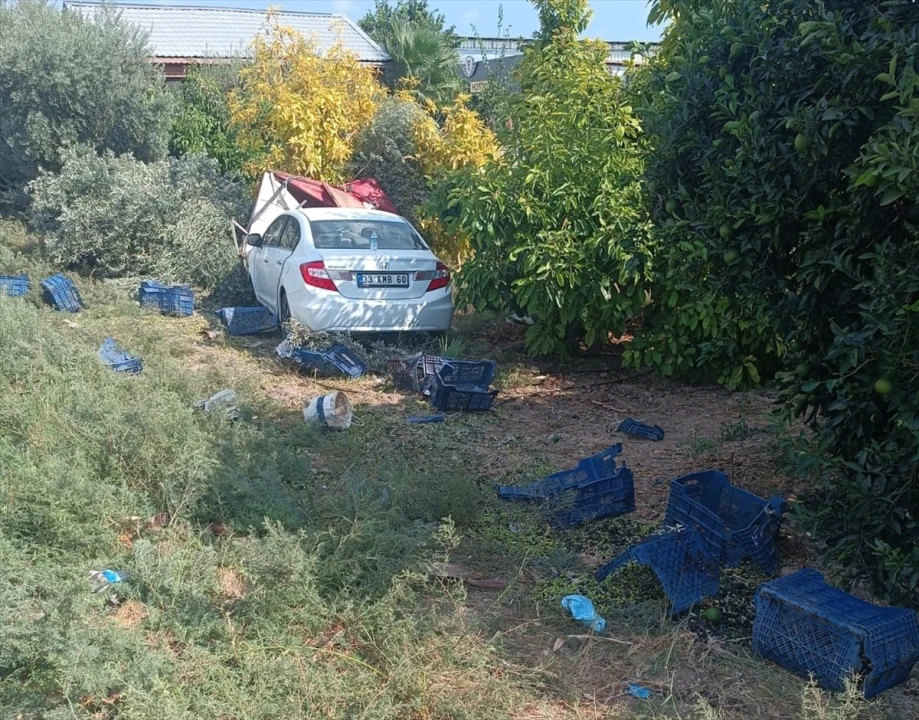 Mersin'de Zeytin Bahçesinde Feci Kaza: Otomobil İşçilerin Arasına Daldı