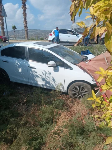 Mersin'de Zeytin Bahçesinde Feci Kaza: Otomobil İşçilerin Arasına Daldı