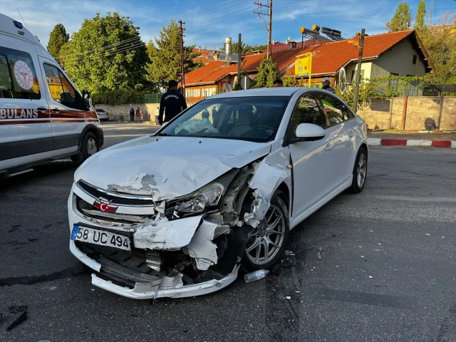 Sivas'ta Korkutan Kaza: İki Otomobil Çarpıştı