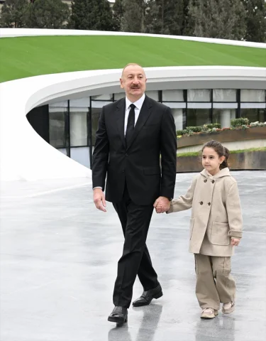 Azerbaycan'da Gence'ye Kurulan Anıt Park Herkesin İlgisini Çekiyor