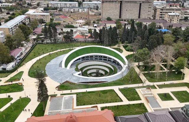 Azerbaycan'da Gence'ye Kurulan Anıt Park Herkesin İlgisini Çekiyor