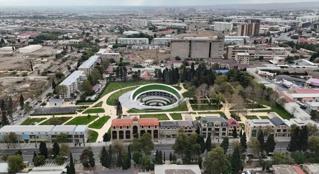 Azerbaycan'da Gence'ye Kurulan Anıt Park Herkesin İlgisini Çekiyor