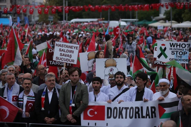 Kocaeli'de Gazze'ye Destek Yürüyüşünde  Duygusal Anlar