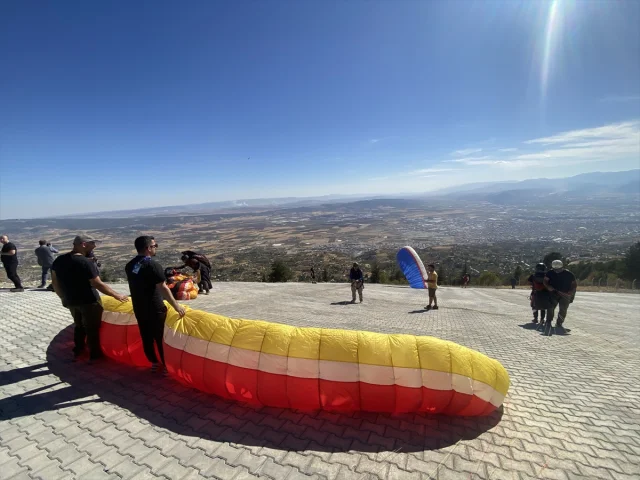 Kahramanmaraş'ta Heyecan Dolu Yamaç Paraşütü Festivali