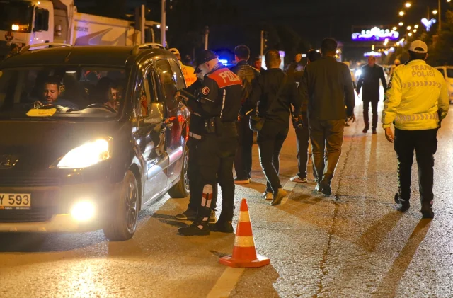 Erzurum’da Huzur Operasyonu: 500 Polis Geceyi Aydınlattı