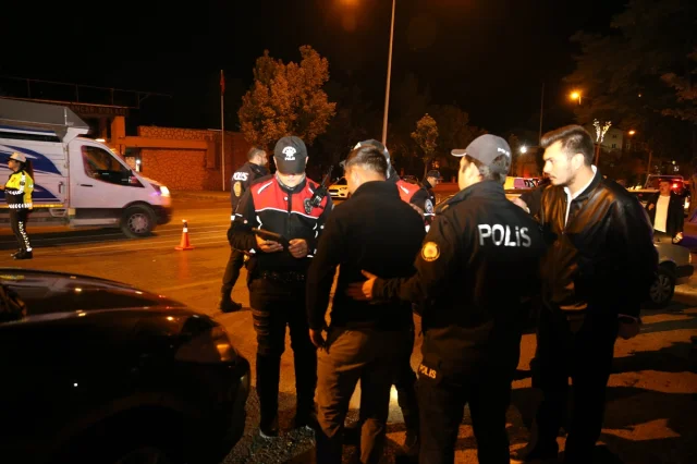 Erzurum’da Huzur Operasyonu: 500 Polis Geceyi Aydınlattı
