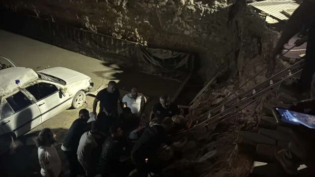 Adıyaman'da İnşaat Temeline Devrilen Araç Şok Yarattı