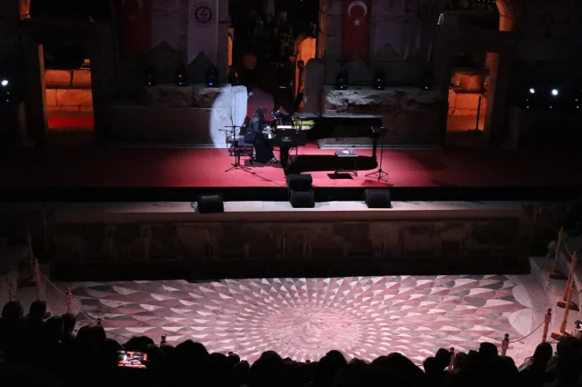Piyanist Anjelika Akbar'ın Kibyra Antik Kenti'ndeki Unutulmaz Performansı