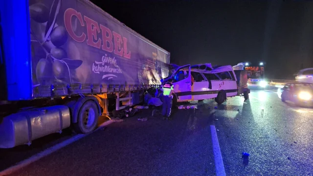 Mersin'de Korkunç Trafik Kazası: Tarım İşçilerini Taşıyan Minibüs Tıra Çarptı