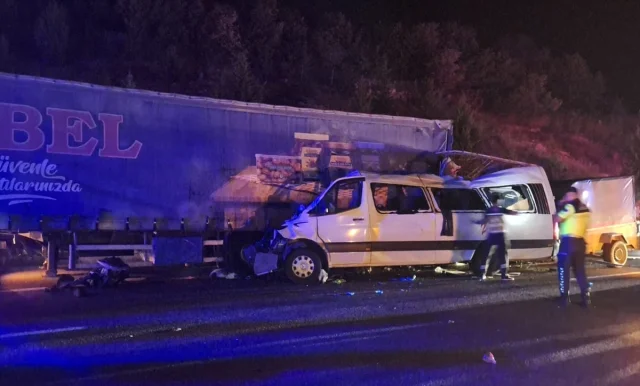 Mersin'de Feci Kaza: Tarım İşçilerini Taşıyan Minibüs Tıra Ç...