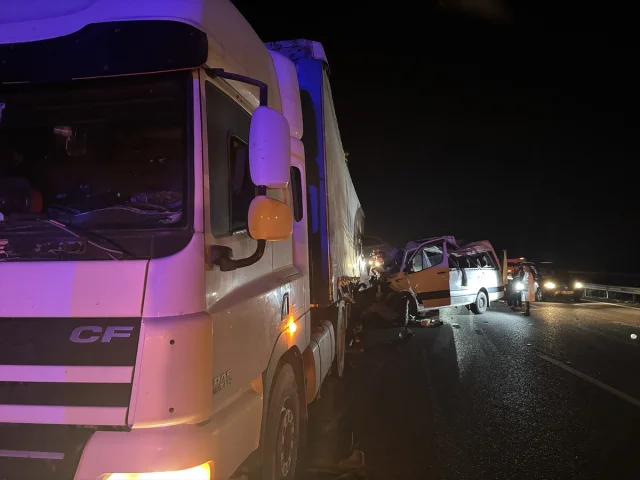 Mersin'de Feci Kaza: Tarım İşçilerini Taşıyan Minibüs Tıra Çarptı