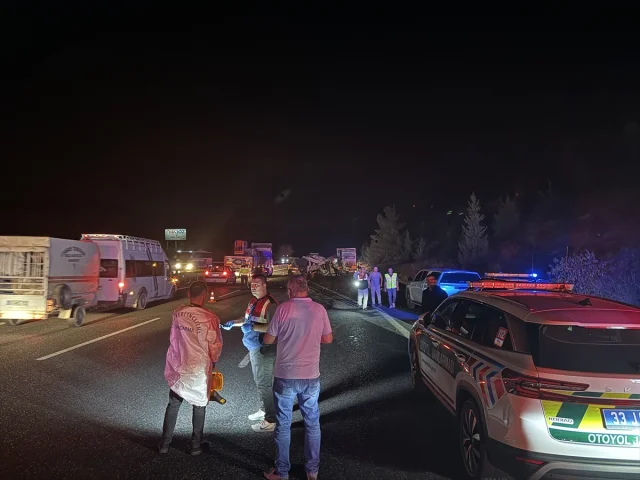 Mersin'de Feci Kaza: Tarım İşçilerini Taşıyan Minibüs Tıra Çarptı