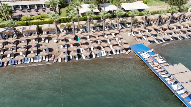 Fethiye ve Marmaris'te Tatilciler Deniz ve Güneşin Tadını Çıkarıyor