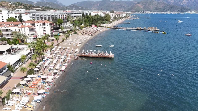 Fethiye ve Marmaris'te Tatilciler Deniz ve Güneşin Tadını Çıkarıyor