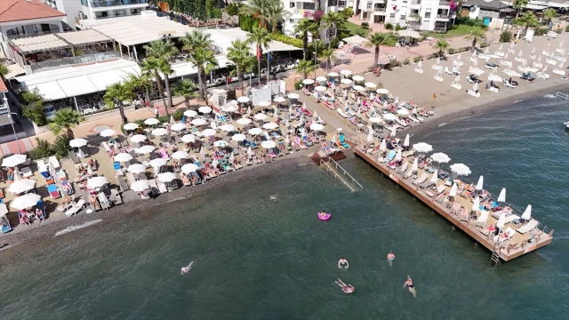 Fethiye ve Marmaris'te Tatilciler Deniz ve Güneşin Tadını Çıkarıyor