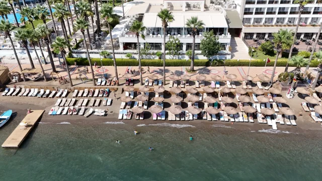 Fethiye ve Marmaris'te Tatilciler Deniz ve Güneşin Tadını Çıkarıyor