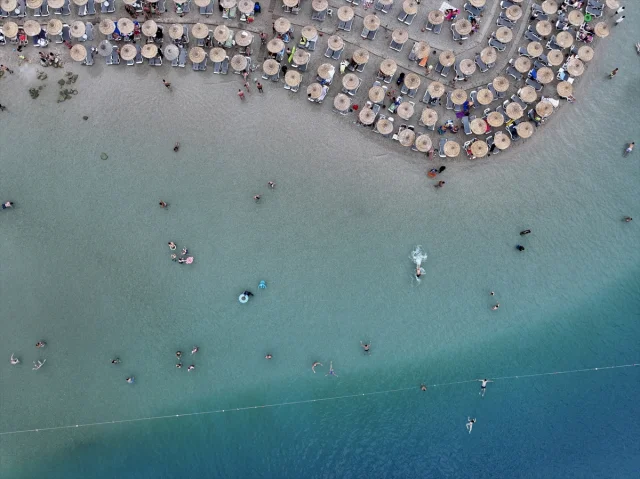 Fethiye ve Marmaris'te Tatilciler Deniz ve Güneşin Tadını Çıkarıyor