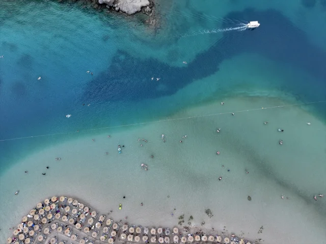Fethiye ve Marmaris'te Tatilciler Deniz ve Güneşin Tadını Çıkarıyor
