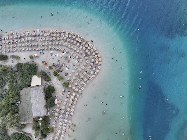 Fethiye ve Marmaris'te Tatilciler Deniz ve Güneşin Tadını Çıkarıyor