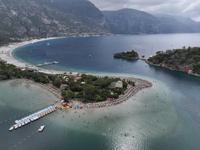 Fethiye ve Marmaris'te Tatilciler Deniz ve Güneşin Tadını Çıkarıyor