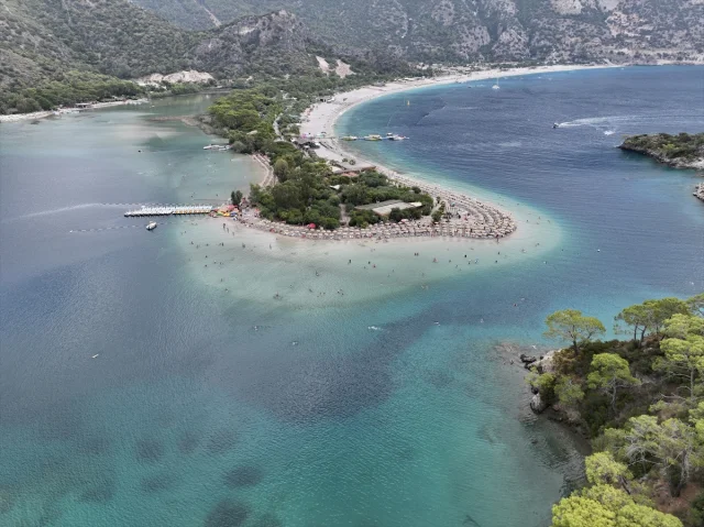 Fethiye ve Marmaris'te Tatilciler Deniz ve Güneşin Tadını Çıkarıyor
