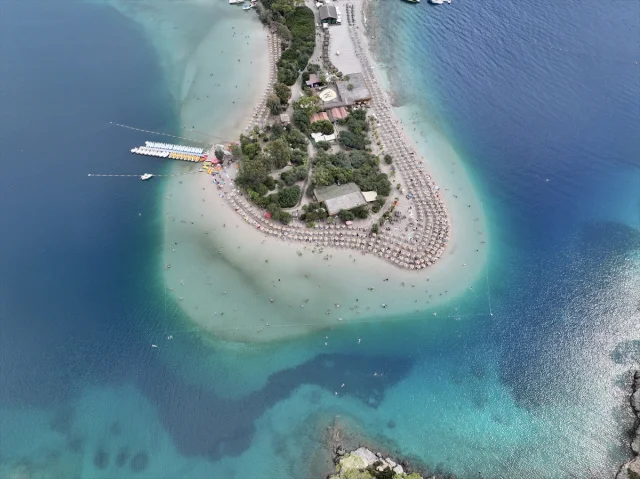 Fethiye ve Marmaris'te Tatilciler Deniz ve Güneşin Tadını Çıkarıyor