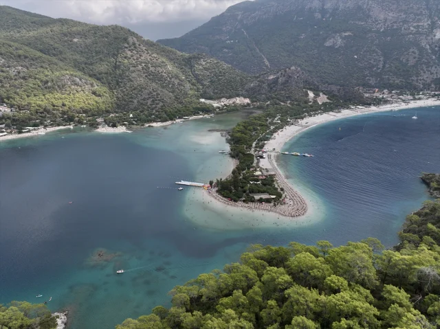 Fethiye ve Marmaris'te Tatilciler Deniz ve Güneşin Tadını Çıkarıyor