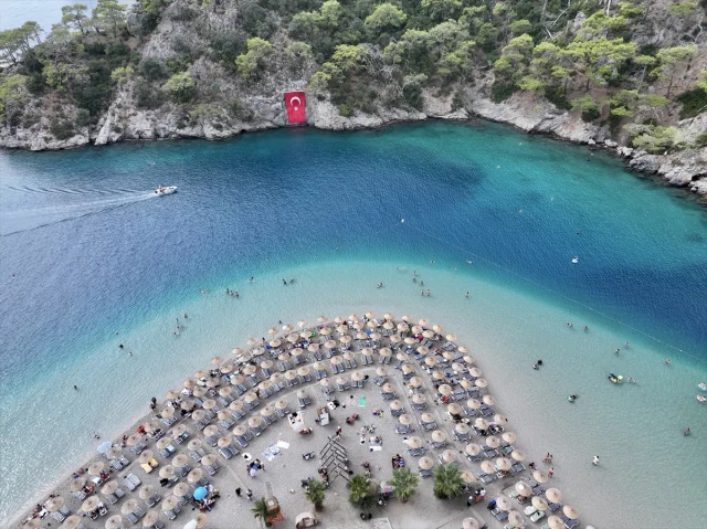 Fethiye ve Marmaris'te Tatilciler Deniz ve Güneşin Tadını Çıkarıyor