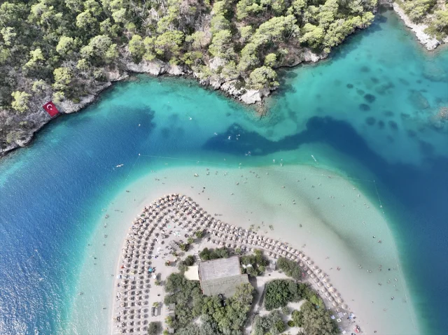 Fethiye ve Marmaris'te Tatilciler Deniz ve Güneşin Tadını Çıkarıyor