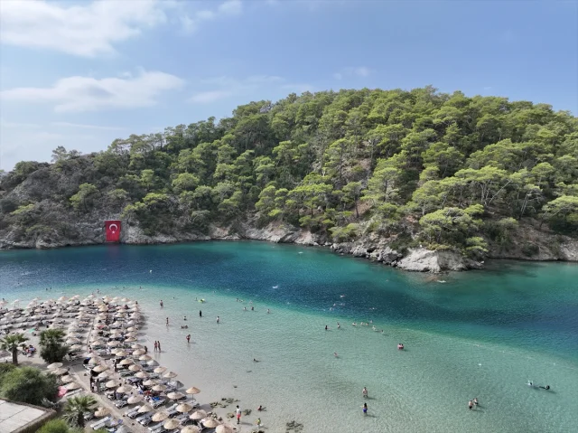 Fethiye ve Marmaris'te Tatilciler Deniz ve Güneşin Tadını Çıkarıyor