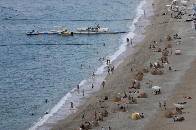 Fethiye ve Marmaris'te Tatilciler Deniz ve Güneşin Tadını Çıkarıyor