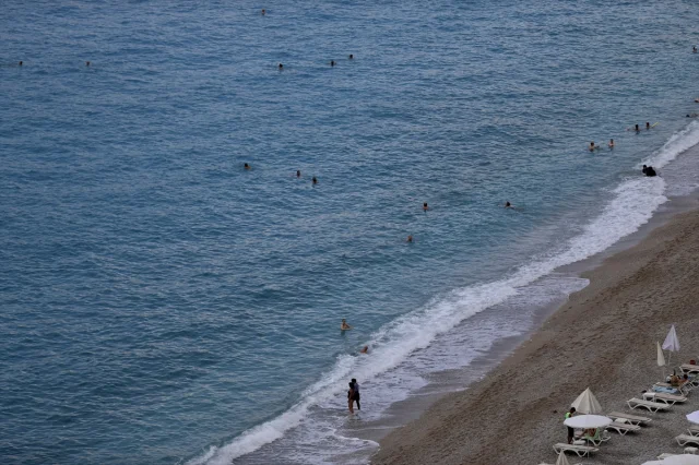 Fethiye ve Marmaris'te Tatilciler Deniz ve Güneşin Tadını Çıkarıyor
