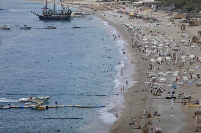 Fethiye ve Marmaris'te Tatilciler Deniz ve Güneşin Tadını Çıkarıyor