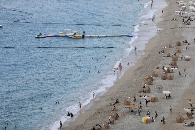 Fethiye ve Marmaris'te Tatilciler Deniz ve Güneşin Tadını Çıkarıyor
