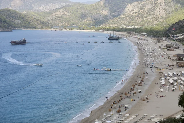 Fethiye ve Marmaris'te Tatilciler Deniz ve Güneşin Tadını Çıkarıyor
