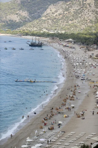Fethiye ve Marmaris'te Tatilciler Deniz ve Güneşin Tadını Çıkarıyor