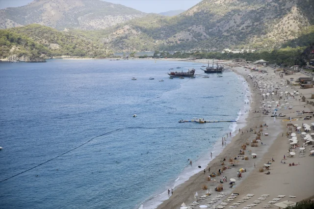Fethiye ve Marmaris'te Tatilciler Deniz ve Güneşin Tadını Çıkarıyor