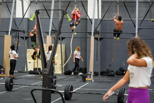 İzmir'deki Uluslararası Yarışmada Adeta Vücut Geliştirme Şöl...