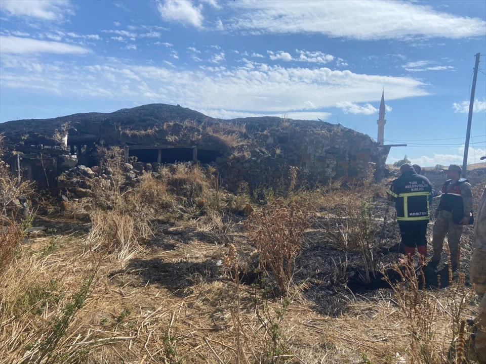 Kars'ta Tehlike Atlattı: Köylüler Yangına Karşı Seferber Oldu