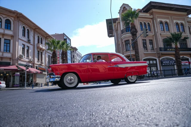 İzmir'de Klasik Araçlarla Sağlık için Muhteşem Sürüş Etkinli...