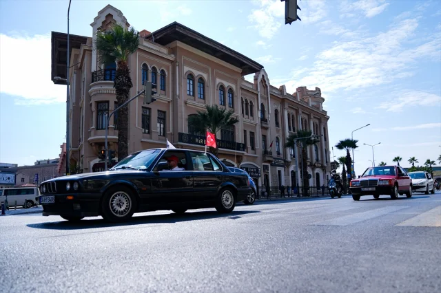 İzmir'de Klasik Araçlarla Sağlık için Muhteşem Sürüş Etkinliği