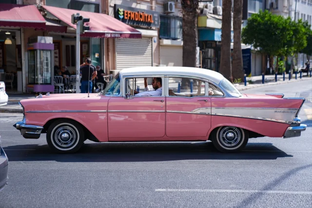 İzmir'de Klasik Araçlarla Sağlık için Muhteşem Sürüş Etkinliği