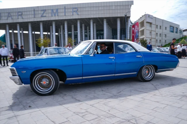 İzmir'de Klasik Araçlarla Sağlık için Muhteşem Sürüş Etkinliği