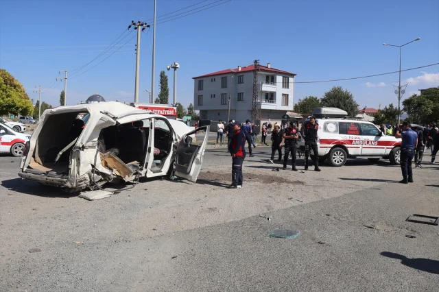 Iğdır'da Polisiye Araçla Minibüs Çarpıştı