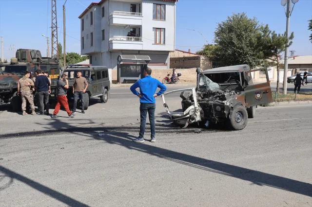 Iğdır'da Polisiye Araçla Minibüs Çarpıştı