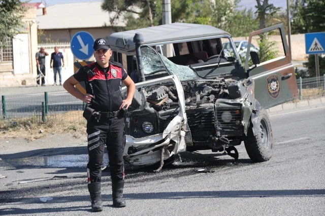 Iğdır'da Polisiye Araçla Minibüs Çarpıştı