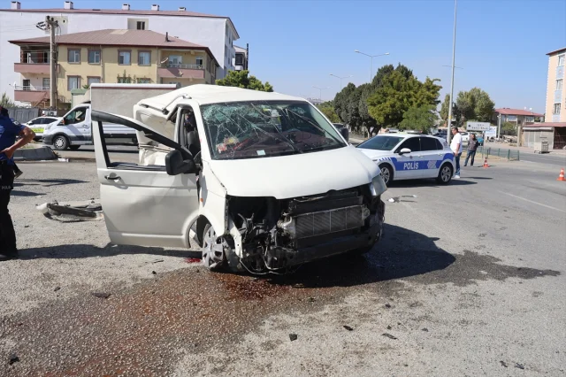 Iğdır'da Polisiye Araçla Minibüs Çarpıştı