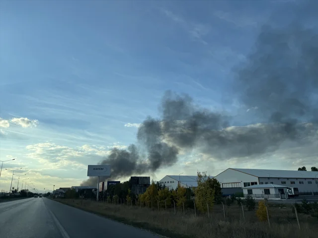 Erzurum'da Boya Fabrikasında Korkutan Yangın