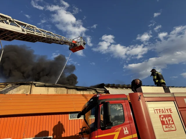 Erzurum'da Boya Fabrikasında Korkutan Yangın